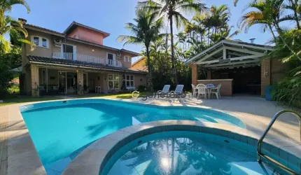 Casa a venda no condomínio Granville, possui 05 suítes, com lazer privativo