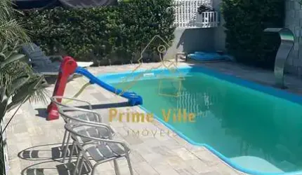 Casa com três quartos no bairro Jardim Iririu