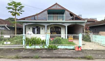 Casa com três quartos no bairro Costa e Silva