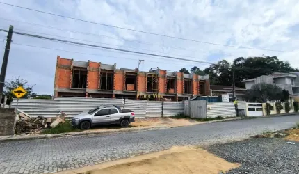 Sobrado geminado com suíte mais um quarto no Itaum