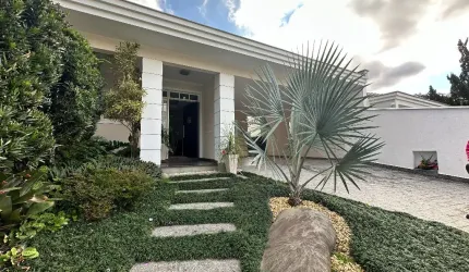 Casa plana em rua super tranquila com  224m² de área construída em terreno de 436m no bairro America - Joinville Sc valor R$1.590.000,00