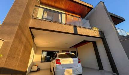Excelente sobrado no Saguacu, e pronto para te encantar! Possui 165,20m² privativos em um terreno de 156,15m² com 6m de abertura;