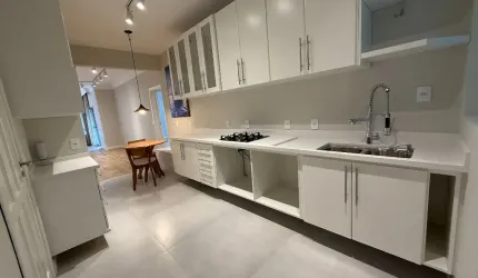 Apartamento finamente reformado pronto para morar  com  124m² de área privativa e uma vaga de garagem  no encontro do bairro América com Atiradores, Joinville por R$ 890.000,00.
