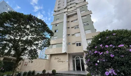 Apartamento finamente reformado, impecável no Atiradores Joinville com 116 m² de área privativa com 1 suíte com closet, 2 dormitórios, e banheiro social na área íntima.