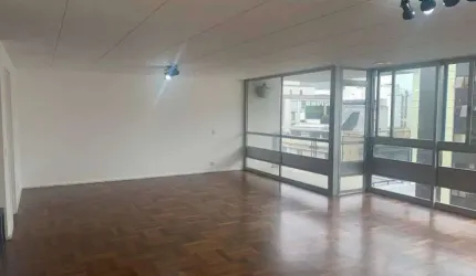 Apartamento em andar alto com sacada em Higienópolis