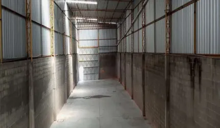 Barracão / Galpão / Depósito com 1 sala para alugar na Avenida Portugal, Centro, Belford Roxo por R$ 5.500