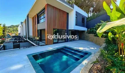 Casa Triplex, com elevador, piscina, suite master mais duas suítes espaçosas. Espaço Gourmet.