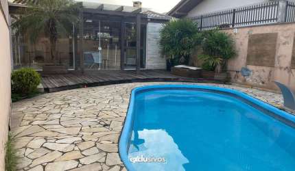 Sobrado à venda no bairro Iririú em Joinville/SC