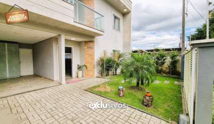 Charmoso sobrado com1 suíte mais 2 quartos, piscina e 2 vagas de garagem à venda  na Zona Norte de Joinville, por R$ 680.000,00