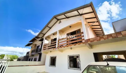 Sobrado averbado 136m² privativos, com 6 dormitórios e 2 vagas no Boa Vista em Joinville/SC