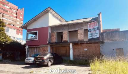 Imóvel comercial em terreno plano de 800 m² no bairro Anita Garibaldi