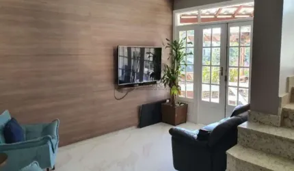 Excelente casa em condomínio fechado.
