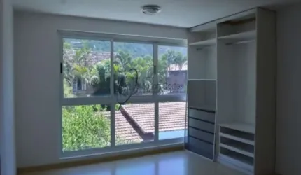 Ampla casa com  2 quartos, sendo 2 suítes em frent