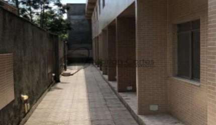 Casa duplex em mini condomínio.