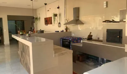 Casa de vila para venda com 2 quartos, sendo 2 suítes, 170m²