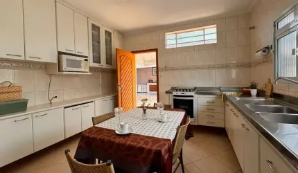Casa tipo para venda com 3 quartos, 178m²