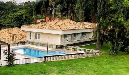 Casa em condomínio para venda com 4 quartos, sendo 2 suítes, 587m²