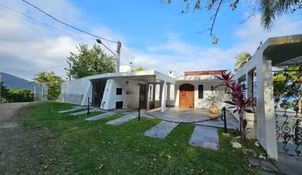 Casa em condomínio para venda com 4 quartos, sendo 4 suítes, 427m²