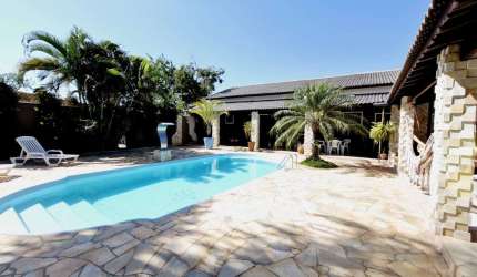 Casa tipo para venda com 4 quartos, sendo 1 suíte, 285m²