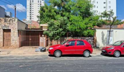 Imperdível: Casa antiga à venda em São Paulo-SP, Vila Moinho Velho, 2 quartos, 1 sala, 1 banheiro, 2 vagas de garagem, 184m², vale o terreno!