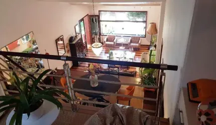 Casa duplex decorada com 4 quartos sendo 1 suíte ampla na parte superior e 1 suíte master com closet e banheira de hidromassagem
