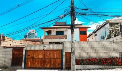 Casa com 4 Suítes sendo 2 Suítes com closet 332m2 de area construida no Itaigara