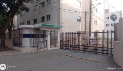 Apartamento térreo com 3 quartos.