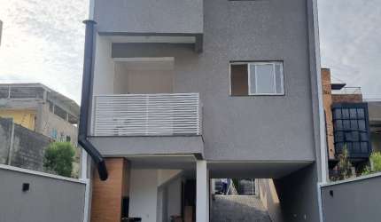 Sobrado novo de 3 dormitórios e 5 vagas em Laranjeiras !