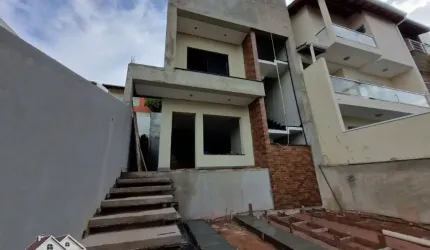 Lindo sobrado de 3 suítes em condomínio fechado !