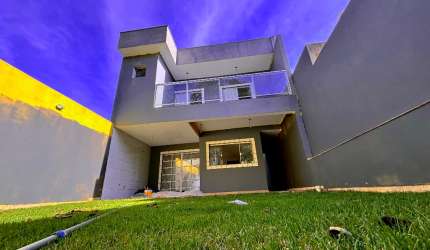 Lindo sobrado de 3 suítes e 3 vagas em Laranjeiras!