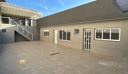 Casa térrea com 3 dormitórios e 4 vagas de garagem.