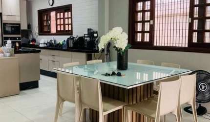 Casa mobiliada no Canto do Forte com 3 dormitórios, 2 suítes e 4 vagas!