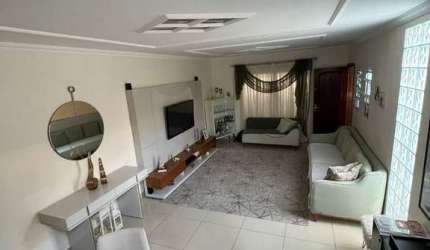 Casa espaçosa com piscina e churrasqueira! O lar ideal para sua família!