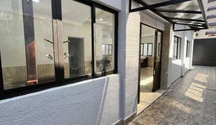 Casa Espaçosa para Locação Comercial em Praia Grande na Ocian na Quadra da Praia