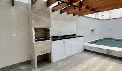 Casa térrea de esquina com piscina, churrasqueira e amplo espaço pra sua família
