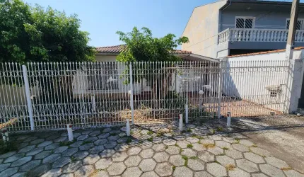 Casa com 3 quartos frente rua no Xaxim com 133m2