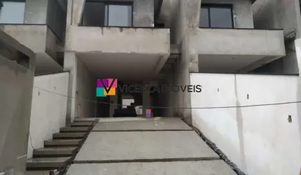 Sobrado geminado com 3 suítes á venda no bairro Glória - Joinville - SC.