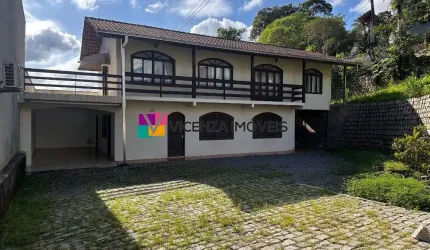 Sobrado com 4 dormitórios à venda no bairro Glória, Joinville/SC.