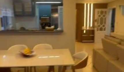 Amplo apartamento à 30 metros da praia