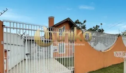 Casa com amplo terreno em ótima localização