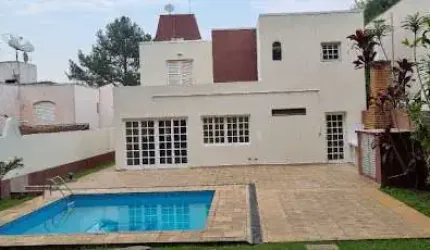 Abaixo do valor de avaliação, esta casa está situada em um condomínio exclusivo com poucas residências,