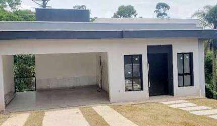 O acabamento é excelente, com piso de porcelanato Vene Doro nas salas.