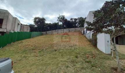 Lindo terreno com suave aclive, ideal para construir a casa dos seus sonhos em um dos condomínios mais desejados da região.