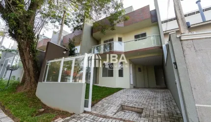 CONFORTÁVEL E COM MUITO VERDE NO ENTORNO