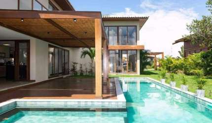 CASA A VENDA EM PRAIA DO FORTE, LITORAL NORTE DA BAHIA - Condomínio Praia Bella, acesso direto à praia, 5 suítes de alto padrão com móveis inclusos.