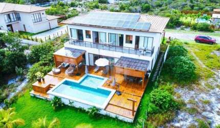 CASA A VENDA EM PRAIA DO FORTE, LITORAL NORTE DA BAHIA - Condomínio Praia Bella, acesso direto à praia, 5 suítes de alto padrão porteira fechada.