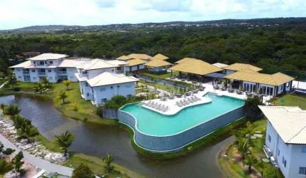 Apartamento à Venda no Village das Ipês – Praia do Forte, Bahia | 2 Suítes | Frente Lago | 2 Vagas Cobertas!