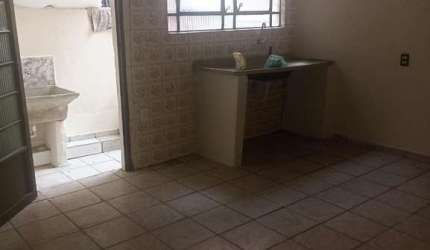 Aluguel de Casa em Parque Santo Antônio - 1 Dormitório por R$750