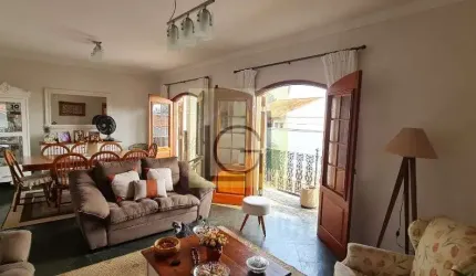 Casa à venda em Itu-SP, bairro Brasil: 3 quartos, 1 suíte, 2 salas, 2 banheiros, 4 vagas de garagem, 200m². Confira!