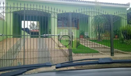 Imperdível casa à venda no Centro de Elias Fausto-SP, com 3 quartos, suíte, 2 salas, 3 banheiros, 10 vagas e 222m²!